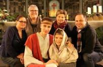 Stolz auf die zwei Jungschauspieler Emanuel von Heel (spielt den jungen Moses) und Jule Everts (spielt die junge Ziporah) sind Susanna Jochims, Bärbel Windelen, Maria Slagboom und Theo Boomers (v. l. n. r.). Foto: as